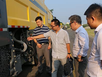 Korean Customers Visit Sinoroader factory-1